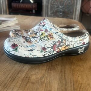 Algeria nursing clogs